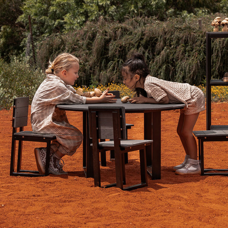 Outdoor U-Frame Round Table